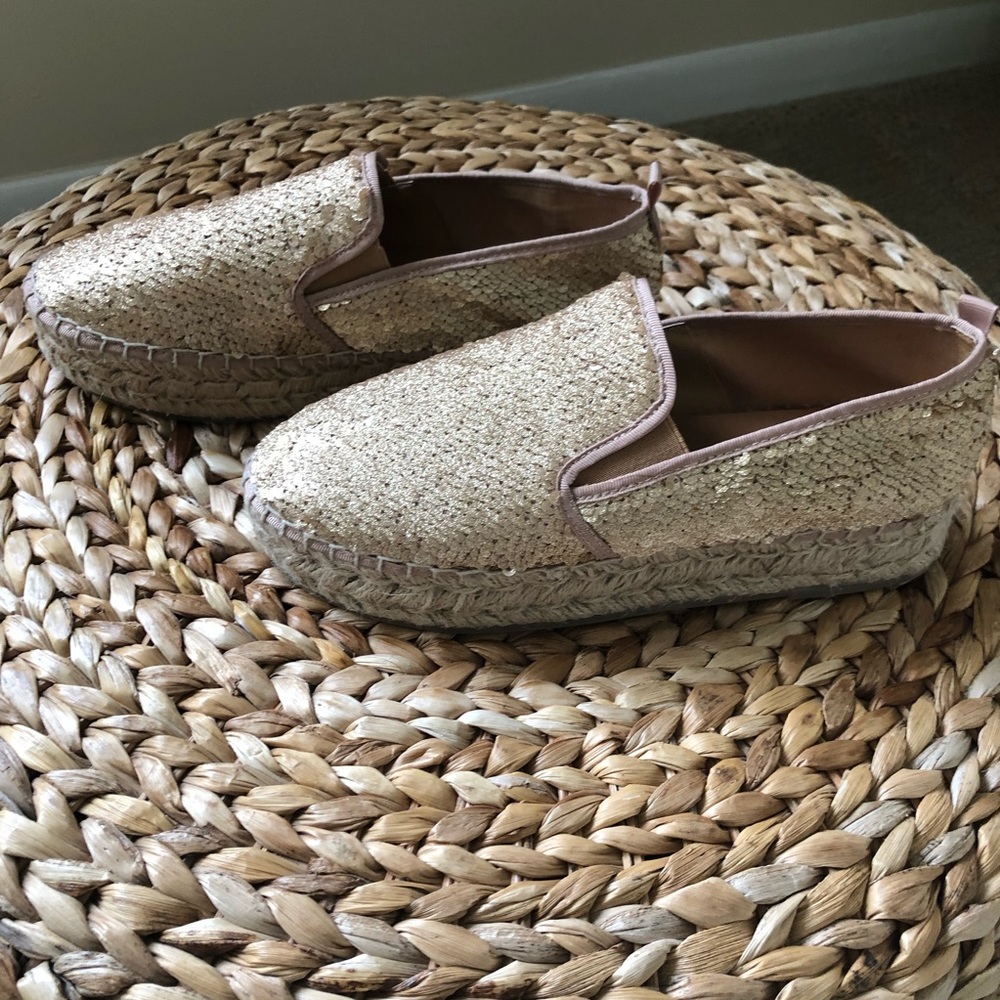 STEVE MADDEN SLIP ON. - Picture 3 of 8